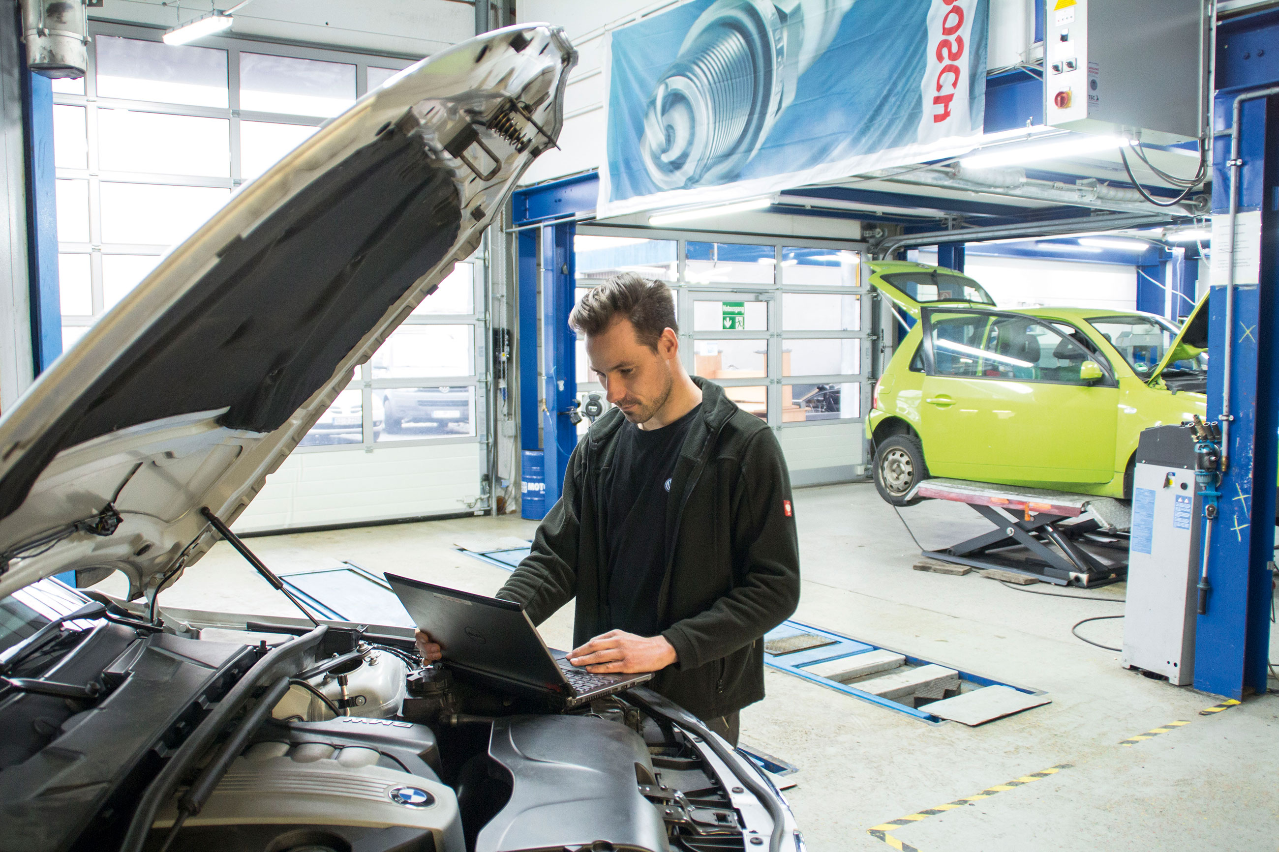 Werkstatt Autoservice Fries bei der Fahrzeugdiagnose